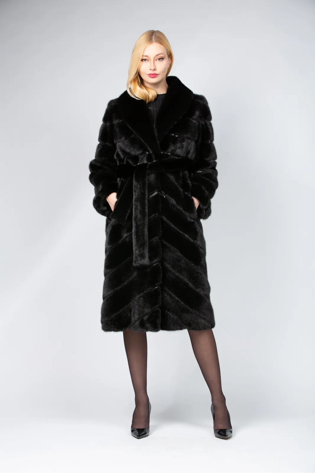 ---------Cappotto in pelliccia nera con collo a stola--------