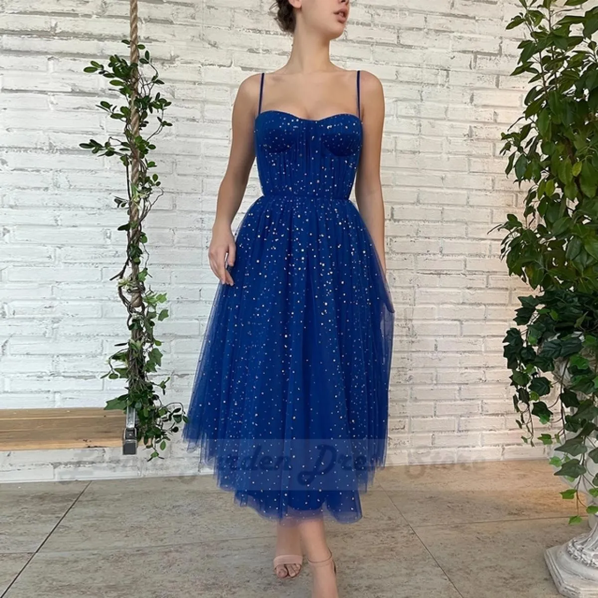 Abito da ballo in tulle blu 2022 Una linea di lunghezza del tè Cinturino per spaghetti Sweetheart Abiti da ballo Senza maniche E