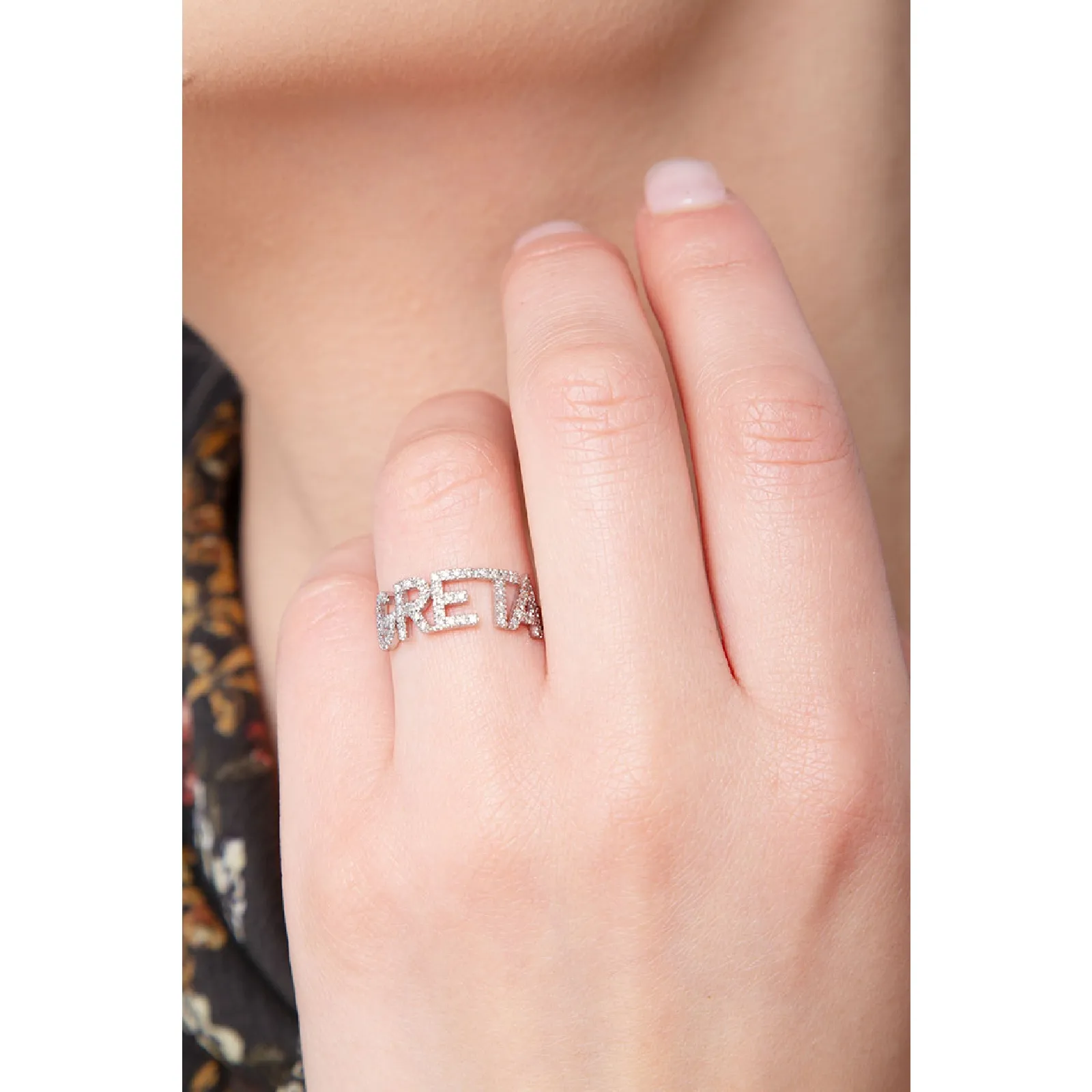 Anello con scritta personalizzabile in oro Bianco 18k e diamanti, GRETA