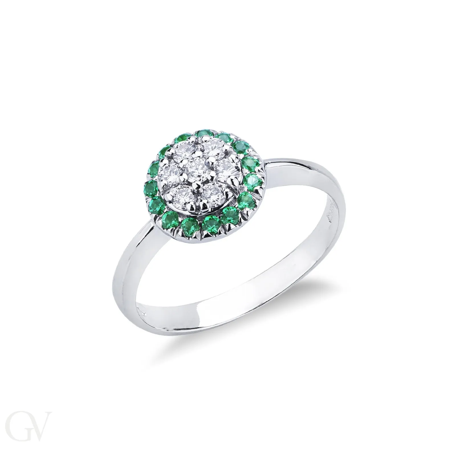 Anello in Oro bianco 18k con Diamanti e Smeraldi a contorno.