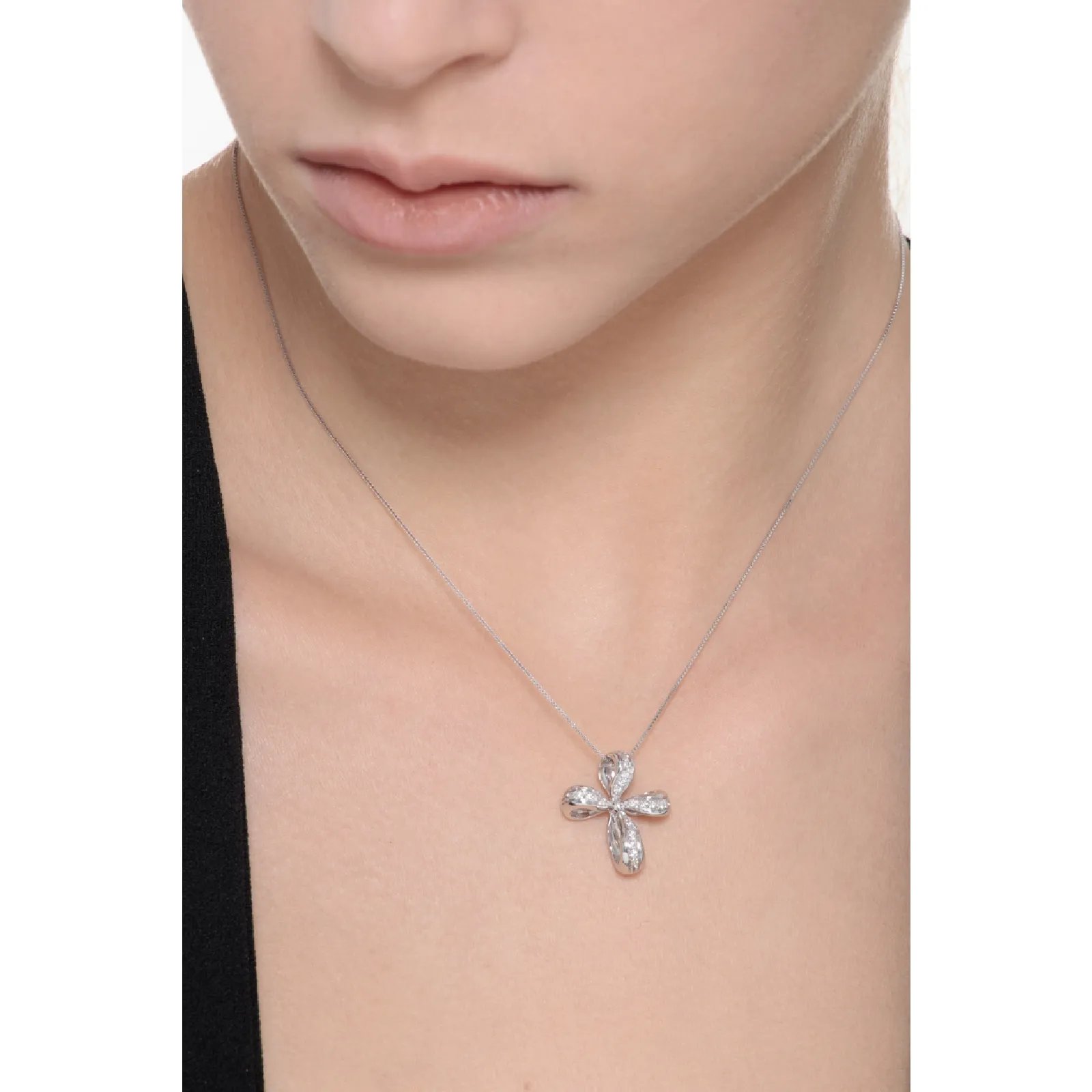 Collana con croce ondulata in oro bianco 18k e diamanti