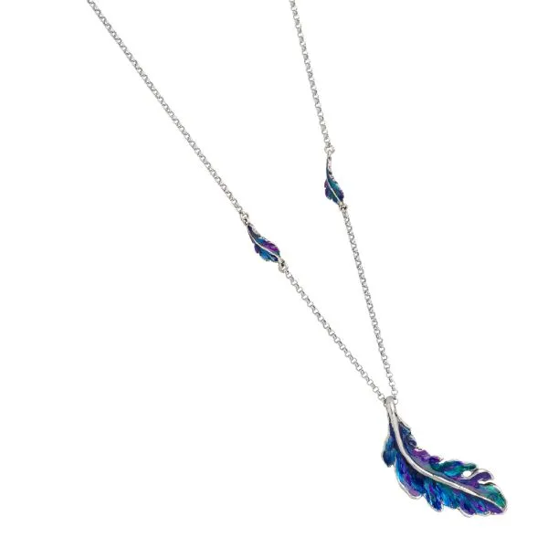 Collana in argento brunito e foglie piuma dipinte di blu    