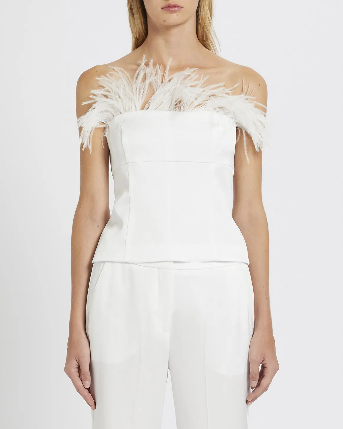 Top bianco in satin con piume di struzzo applicate lungo lo scollo dritto